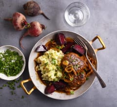 Pannbiff med löksky, bakade betor och franskt potatisstomp