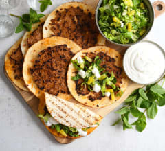 Smashed fläsktaco med gräddfil, ananas och myntasallad