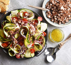 Zucchini- och tomatsallad med fetaost och surdegsbaguette