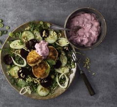 Fetaostbiffar med rödbetstzatziki och sallad