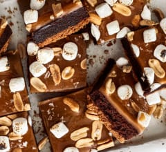 Kolabrownies med salta jordnötter & marshmallows