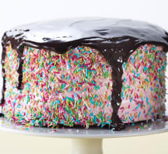 Funfettitårta med chokladspegel och hallonfluff