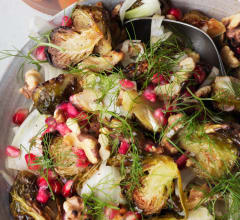 Brysselkålsallad med valnötter och granatäpple