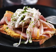 Skinkmacka med pepparrotssenap & syrad lök
