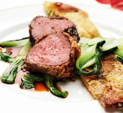 Krispig oxfilé med sojasmörsky, pak choy och potatisflarn