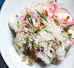 Bakad rotselleri med gruyère, picklad lök, crème fraiche & krasse