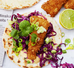 Fish tacos på friterad torsk med majskräm och spicy coleslaw