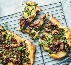 Flatbreads med grönkål, blåmögelost & dadlar