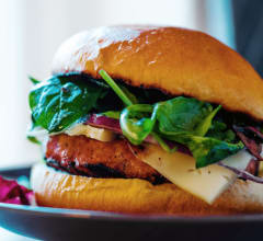 Snabb hamburgare med emmentalerost och spenat