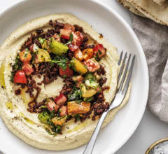 Hummus med knaperstekt lammfärs, hackade tomater & mynta