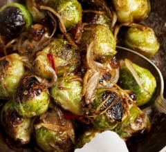 Karamelliserad brysselkål med ingefära, vitlök och chili