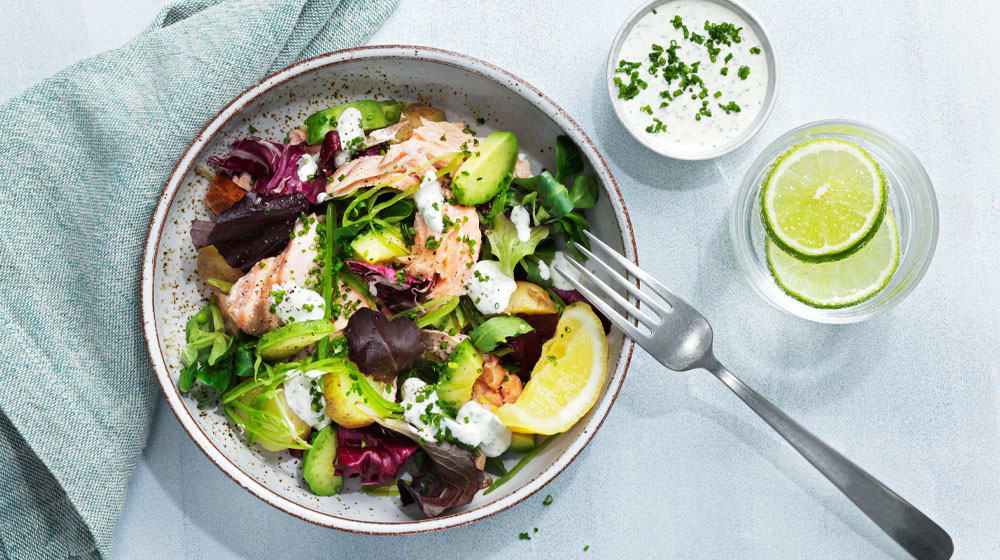 Sallad med varmrökt lax