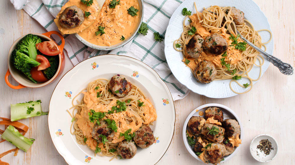 Köttbullar med krämig morotssås och pasta