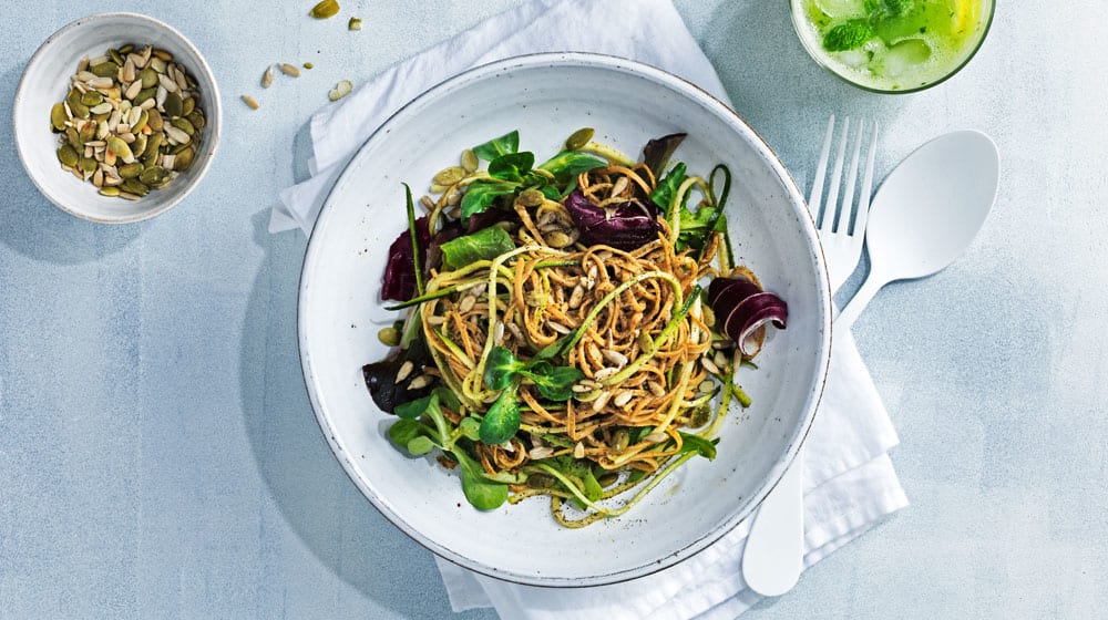 Bönpasta med pesto och läskande gurkvatten med mynta