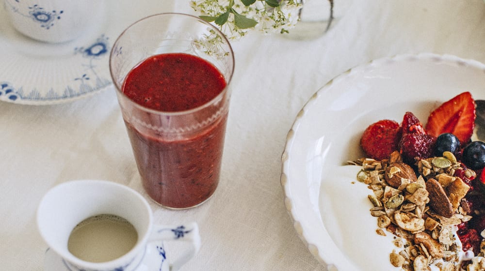 Syrlig sommarsmoothie med röda bär