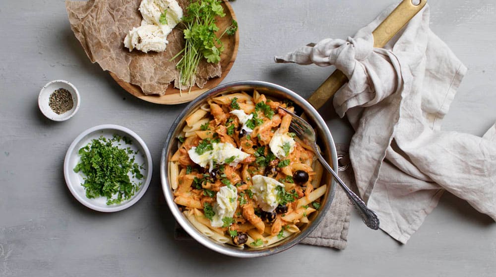 Mozzarellatoppad pasta med tomat- och morotssås