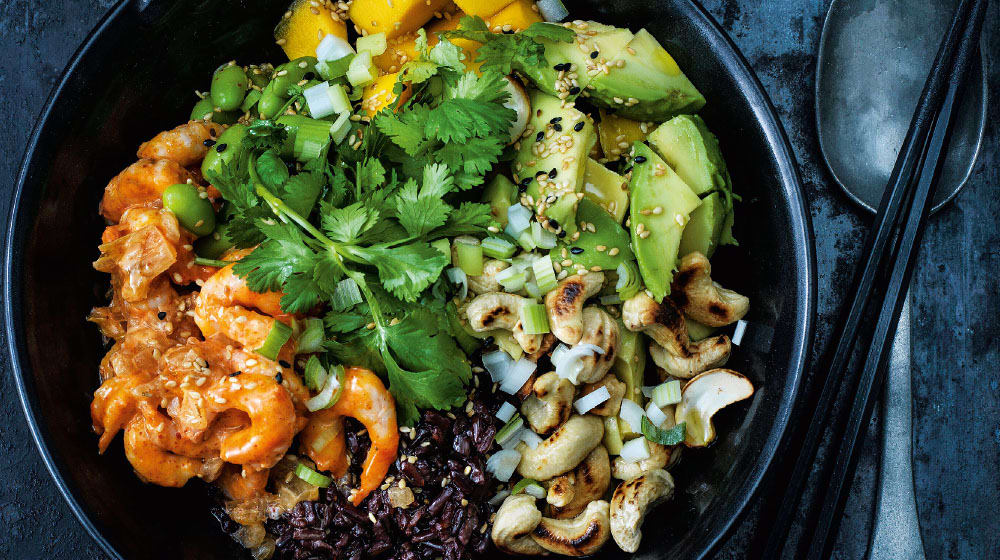 Poké bowl med cashew och räkor