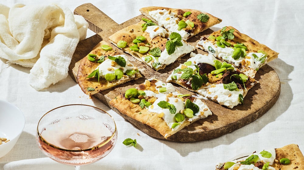 Pizza bianca med bondbönor, mynta & burrata