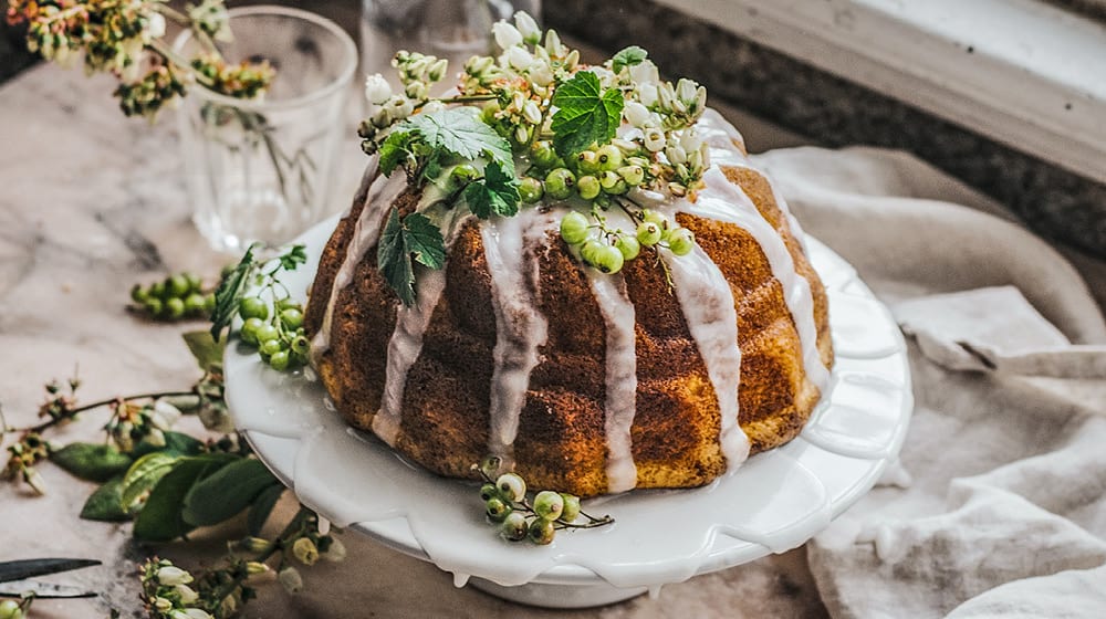 Somrig sockerkakstårta med limeglasyr