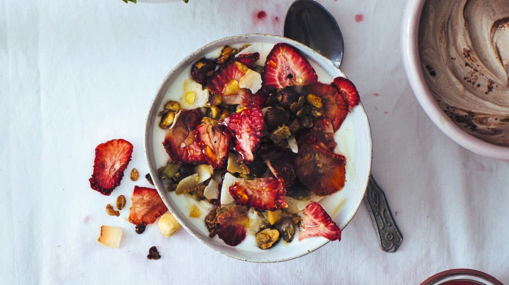 Hemgjord granola med torkade jordgubbar