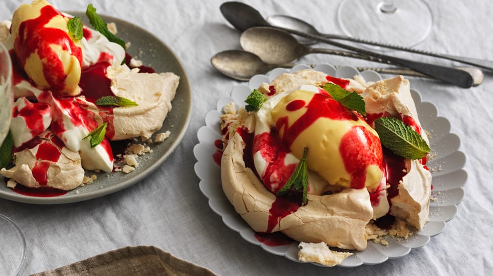 Smashed pavlova med mangosorbet och hallon