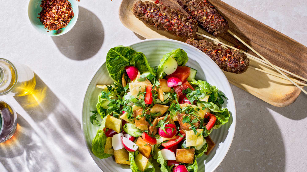 Kryddiga köttfärsspett med fattoush 