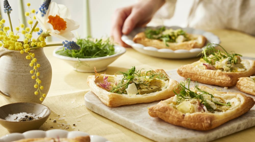 Smördegsgaletter med ricotta och kronärtskocka 