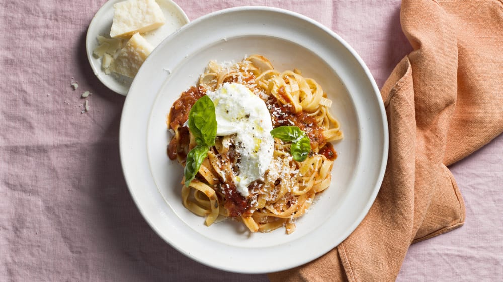 Pasta Arrabiata med burrata och basilika