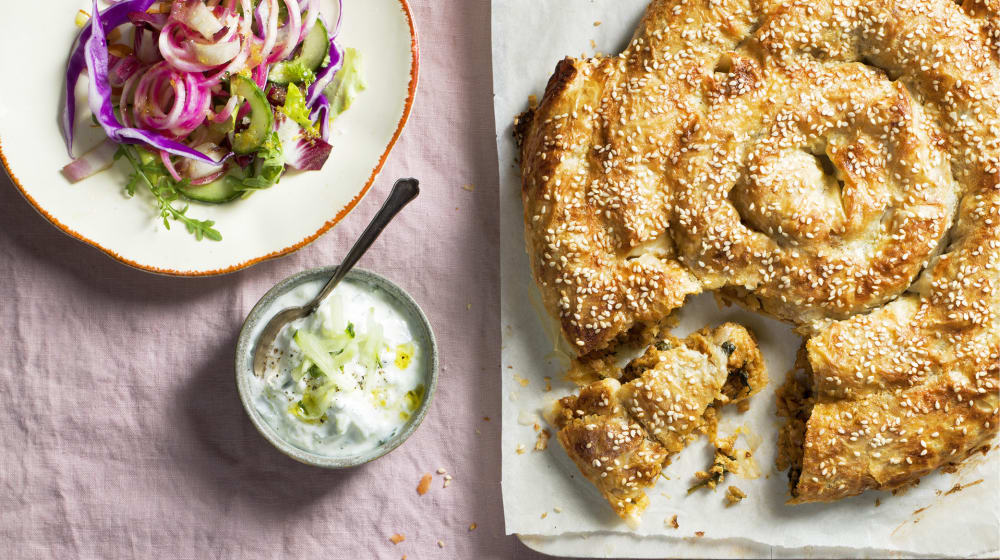 Börek med krämig vegofärs och tzatziki