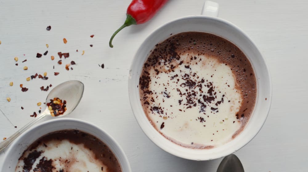 Lyxig varm choklad med chili och vispgrädde