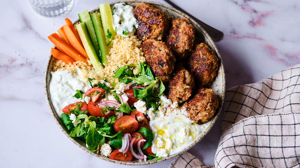 Nöt & Grönt biffar med couscous, tomatsallad och tzatziki