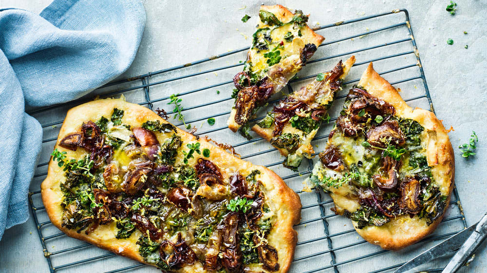 Flatbreads med grönkål, blåmögelost & dadlar