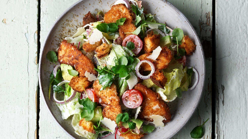 Krämig sallad med parmesanstekt kyckling