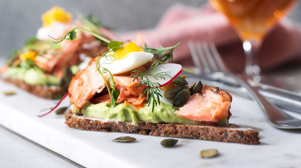 Smörrebröd med varmrökt lax och avokadokräm