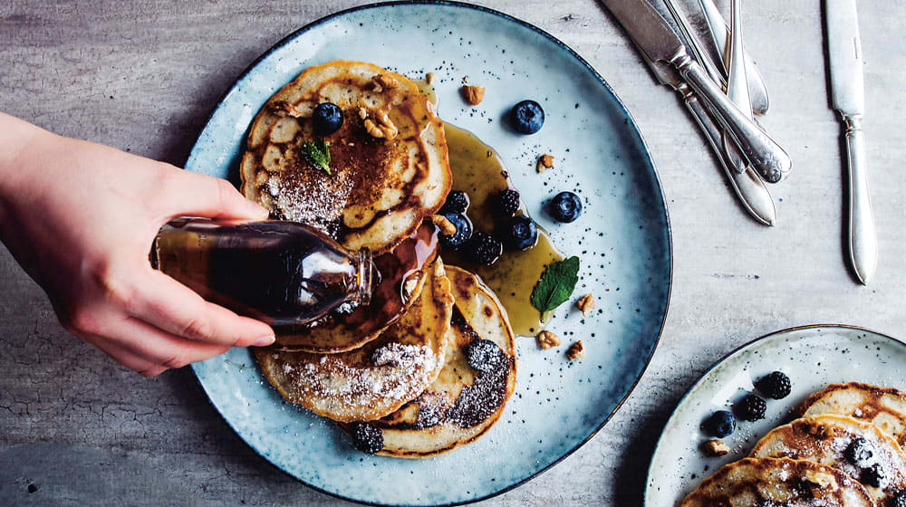 Amerikanska pannkakor med pekannötter, blåbär och lönnsirap