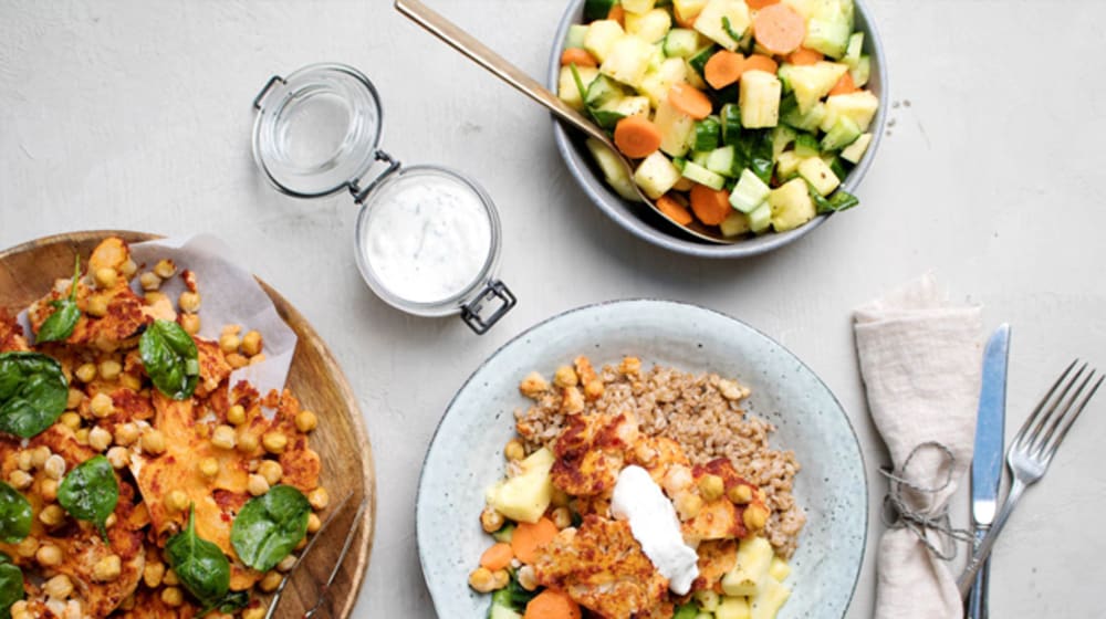 Kryddig blomkål med rostade kikärtor, ananas & myntayoghurt