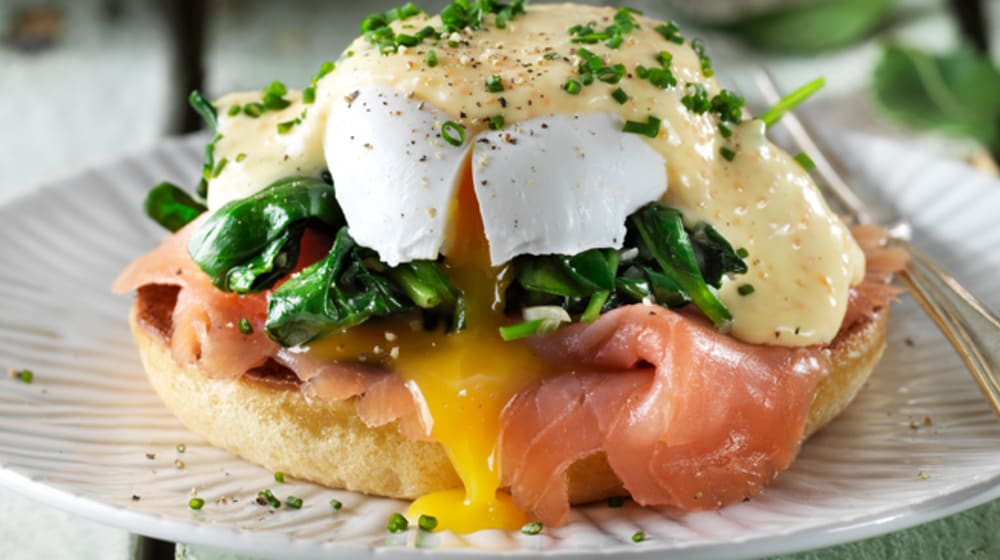 Ägg Florentine med romshollandaise på brioche