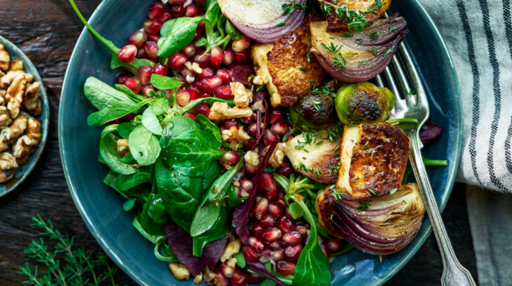 Brysselkål och halloumispett sallad med vitlöksyoghurt