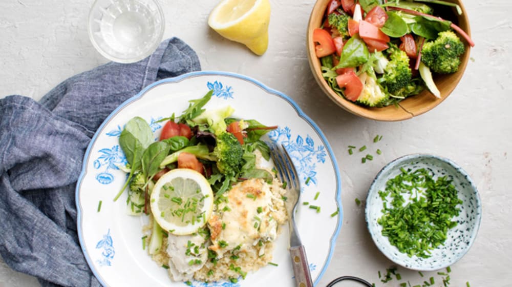 Fiskgratäng med riven zucchini, citron & Grana padano