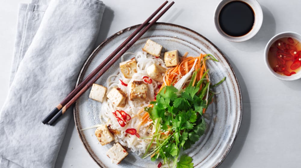 Glasnudelsallad med vitlöksstekt tofu