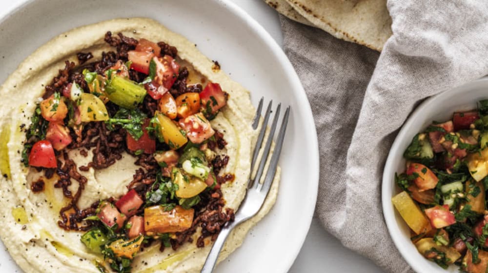 Hummus med knaperstekt lammfärs, hackade tomater & mynta