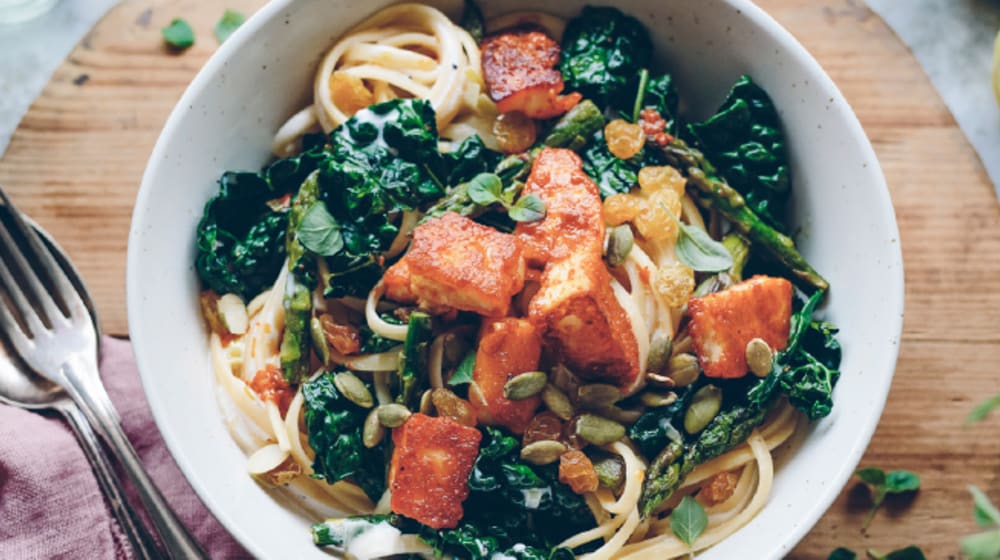 Krämig pasta med svartkål och harissavänd haloumi