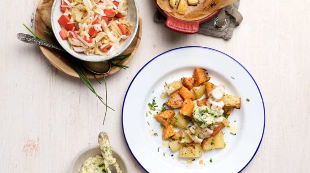 Kyckling med rostade rotfrukter, gräslökssmör och tomatsallad