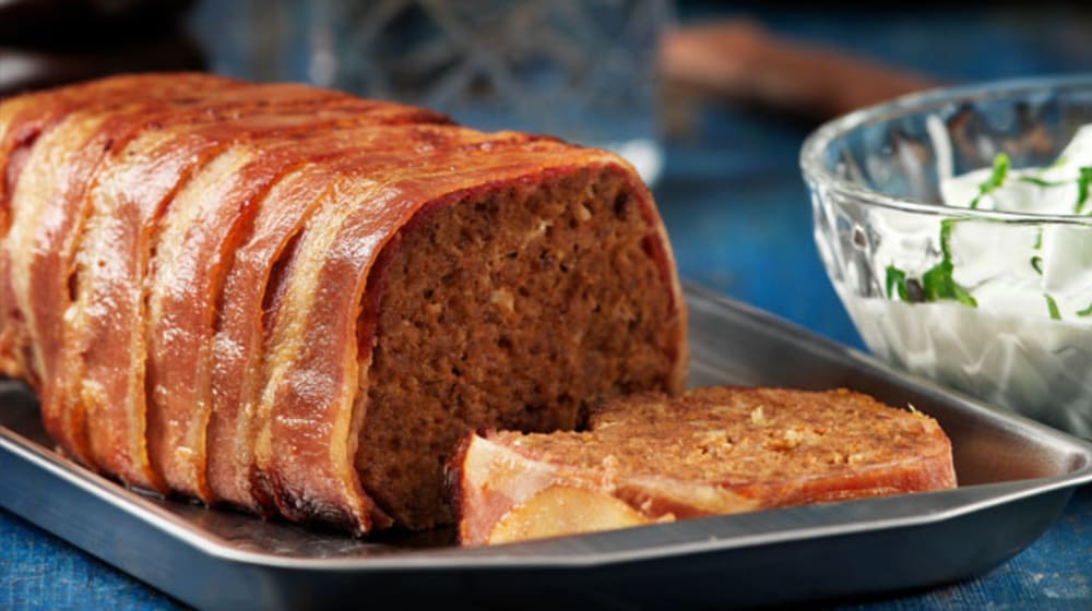Meatloaf med bacon, krämig gurksallad