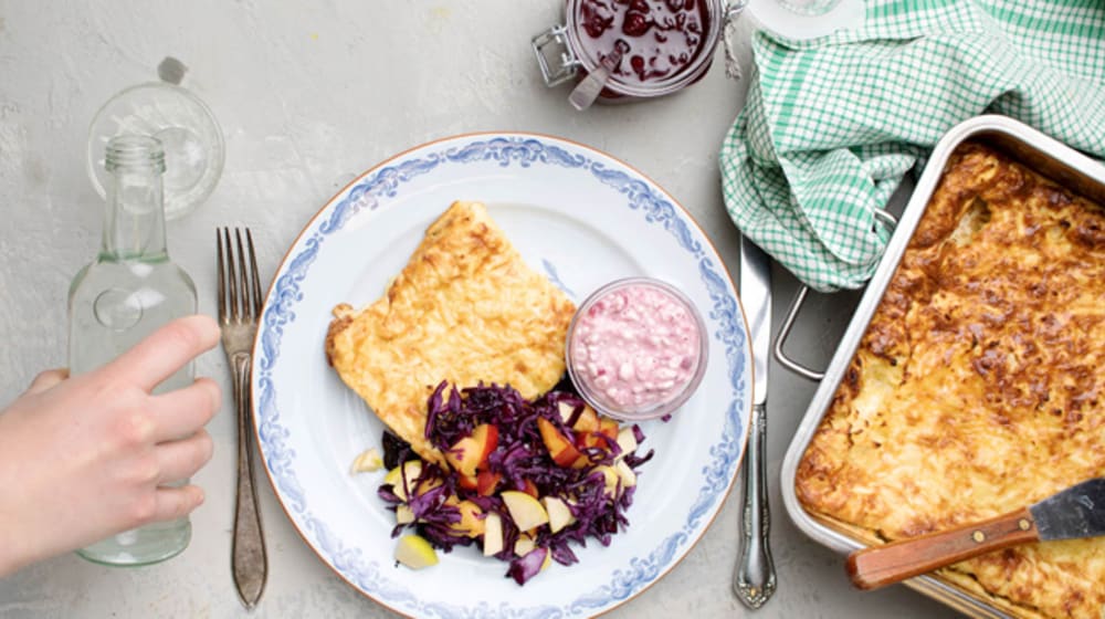 Pannkaka i ugn med äppelsallad och lingonröra