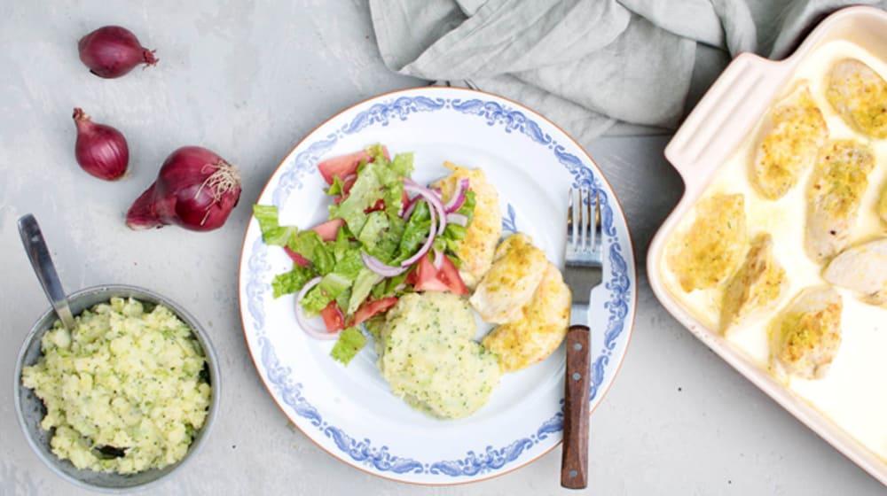 Kycklingfiléer och vitlök i ugn med broccoli- och potatisstomp