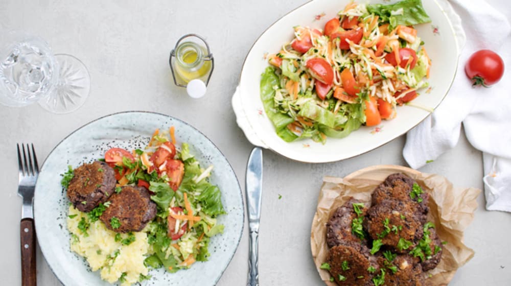 Örtigt potatisstomp med bön- och parmesanbiffar