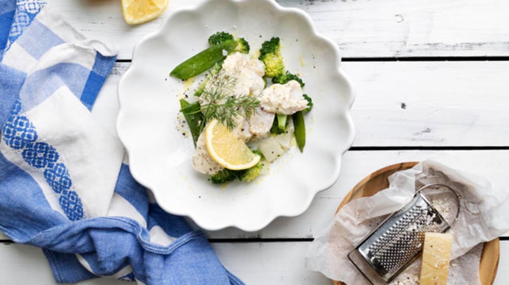 Parmesangratinerad fisk med sockerärtor och citron