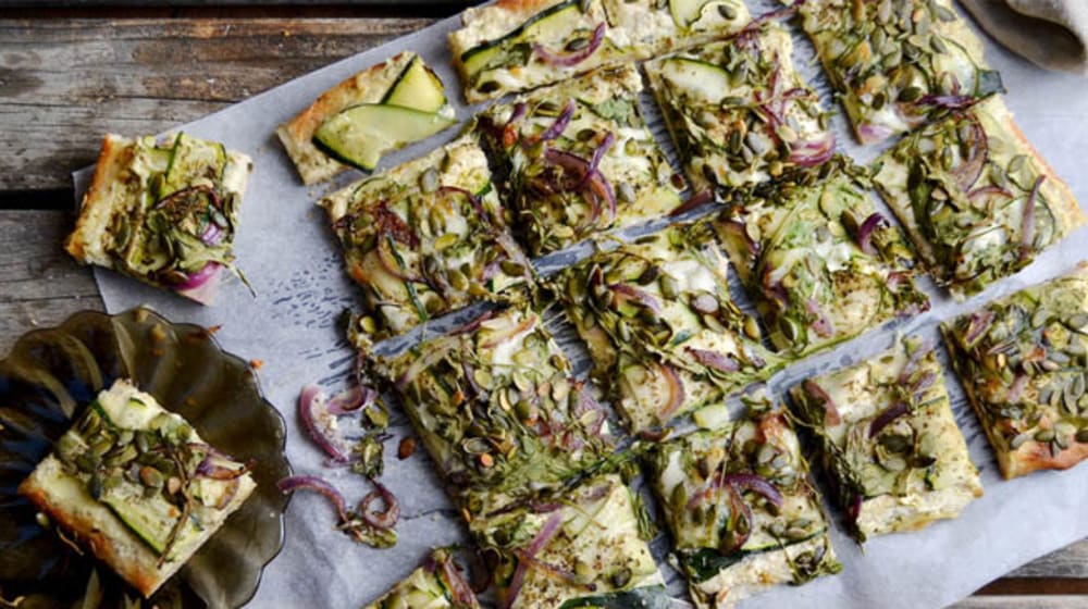 Pizza Bianco med kronärtskockskräm, zucchini och rucola