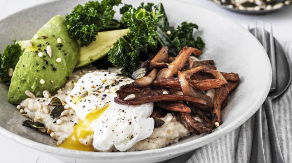 Steel cut oats med citronmarinerad grönkål, avokado, stekt svamp & pocherat ägg